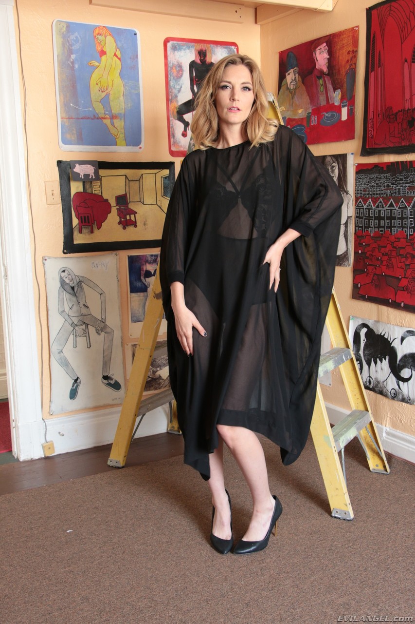 الفنانة الجميلة الشقراء مونا ويلز ذات الثديين الطبيعيين تتعري تمامًا في المعرض