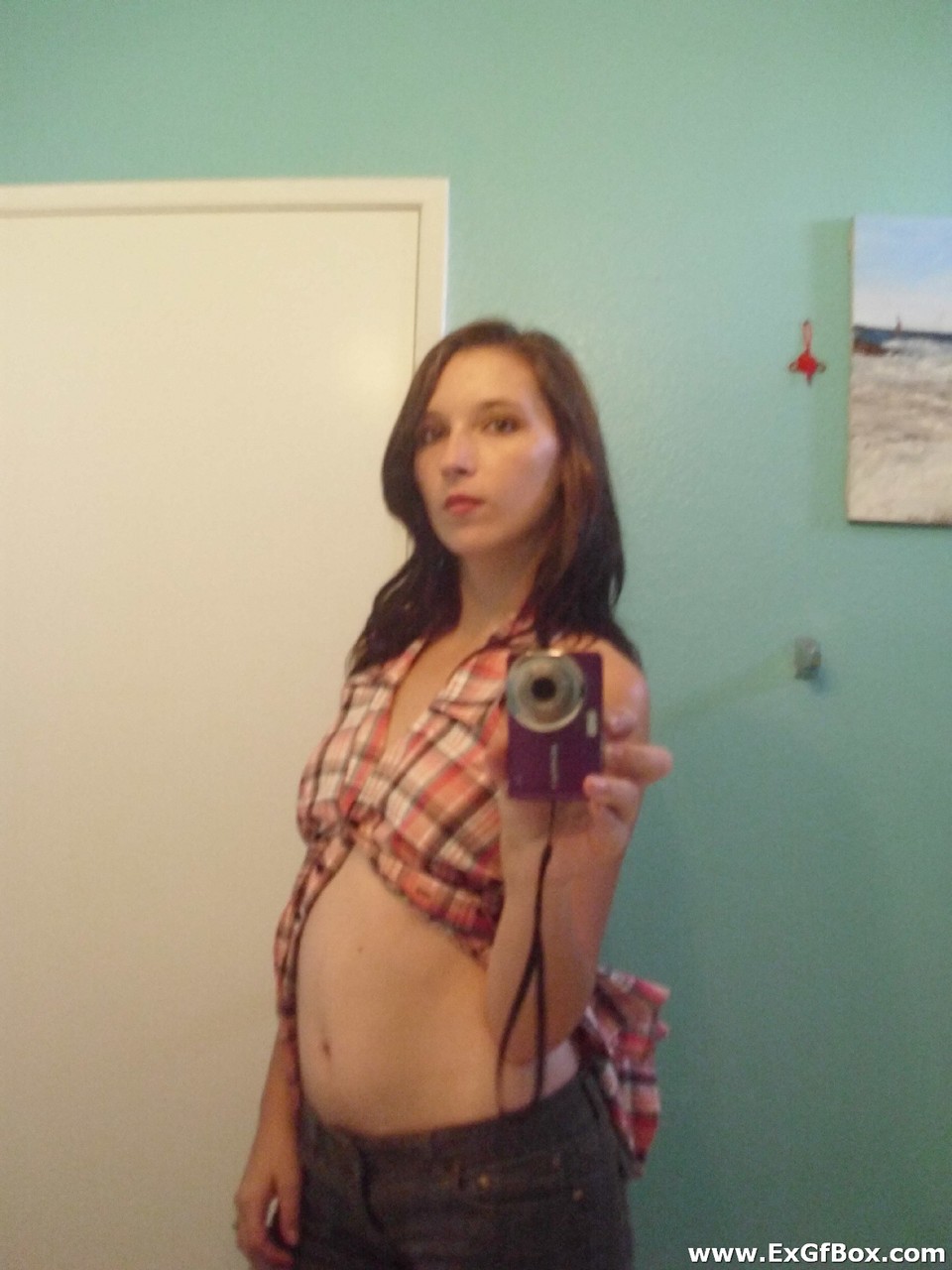 ケイシー・セルフショット：素人ブルネットがソロで熱い胸とスナッチを披露