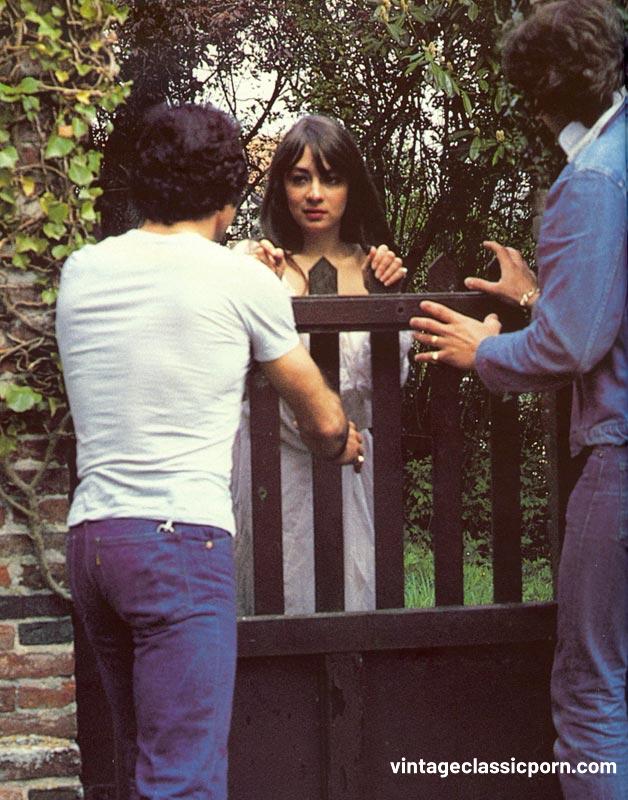 ثلاثي شرجي كلاسيكي مع شقراء نحيفة وثقوبها المشعرة