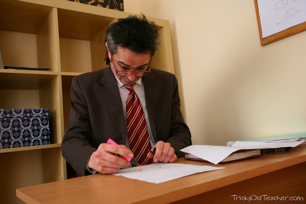 विकृत शिक्षक ने छात्रा Grace को यौन संबंधों के लिए धोखा दिया