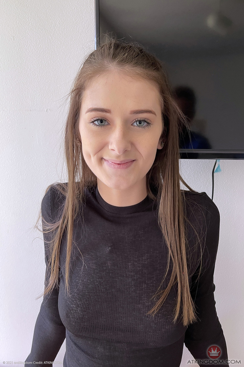 Cute Amateur Babe Meloni Moon Exposes Her Cunt And Skinny Legs On Bed