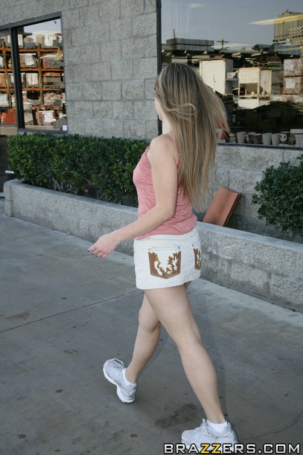 Coquine Russe Marina Maywood Expose Ses Parties Intimes Au Garage De Réparation