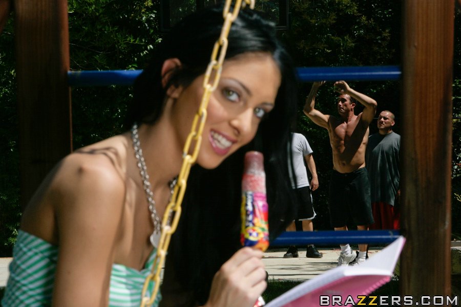 若いステファニーケインが彼女の狭いマンコにモンスターのチンポを入れる