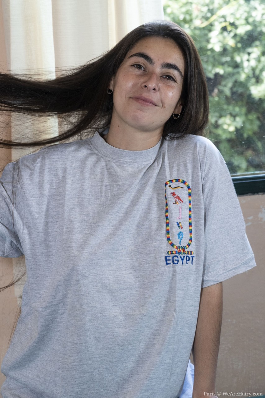 对着可爱的棕发色巴黎业余爱好者展开她美味的毛茸茸的阴道