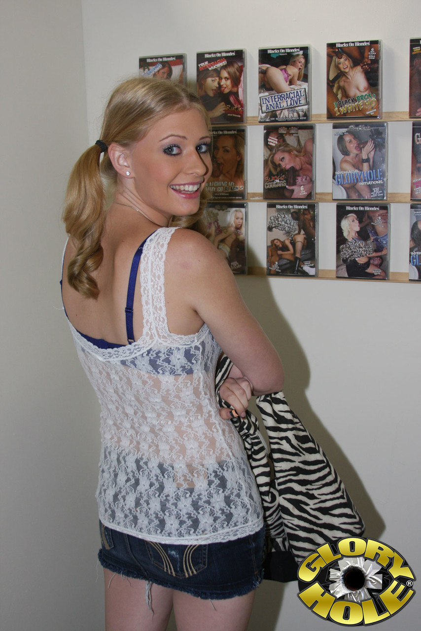 अली जेम्स चोटी में ग्लोरीहोल पर स्ट्रिप करती है और काले लंड पर चढ़ती है