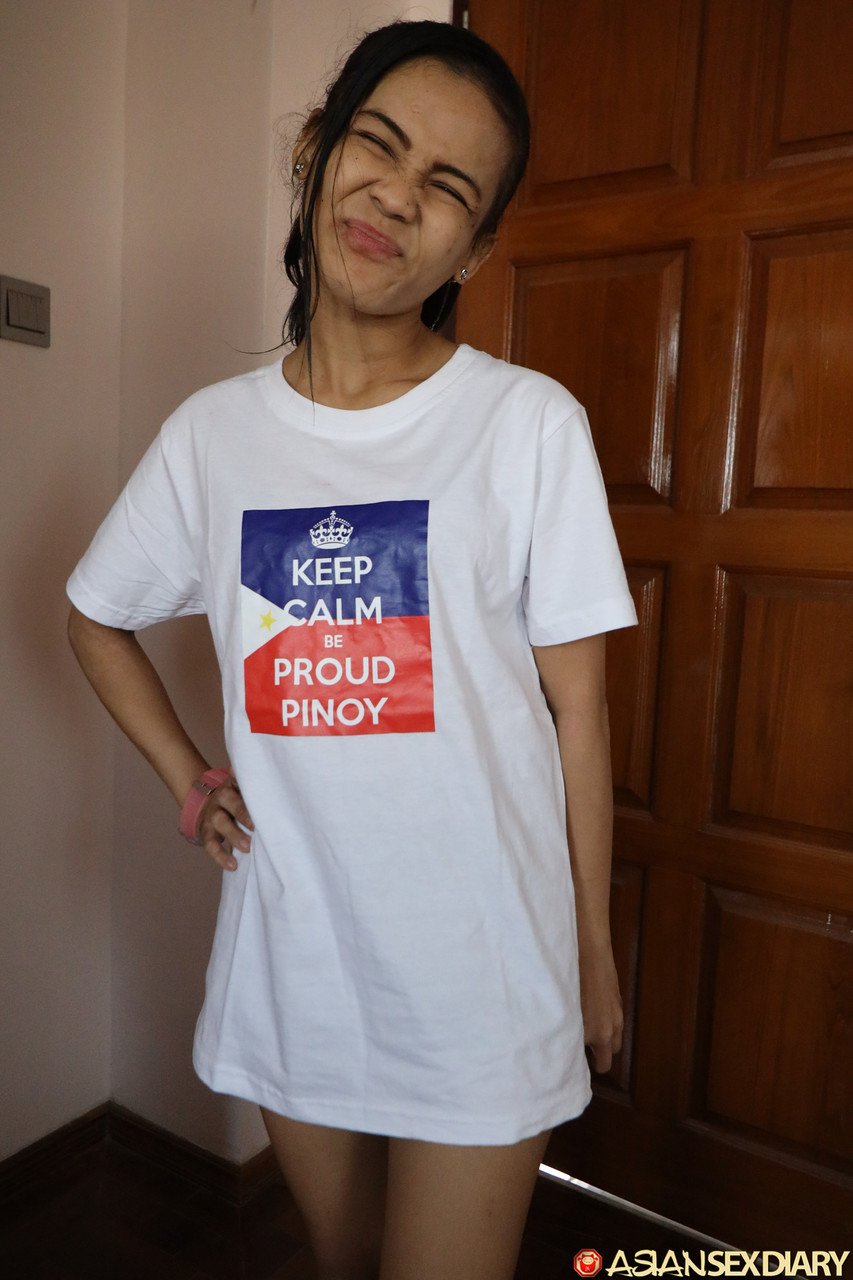 सुंदर एशियाई बेब Joy D करीब से ट्रिम्ड योनि दिखाती है और पीओवी डिकिंग प्राप्त करती है