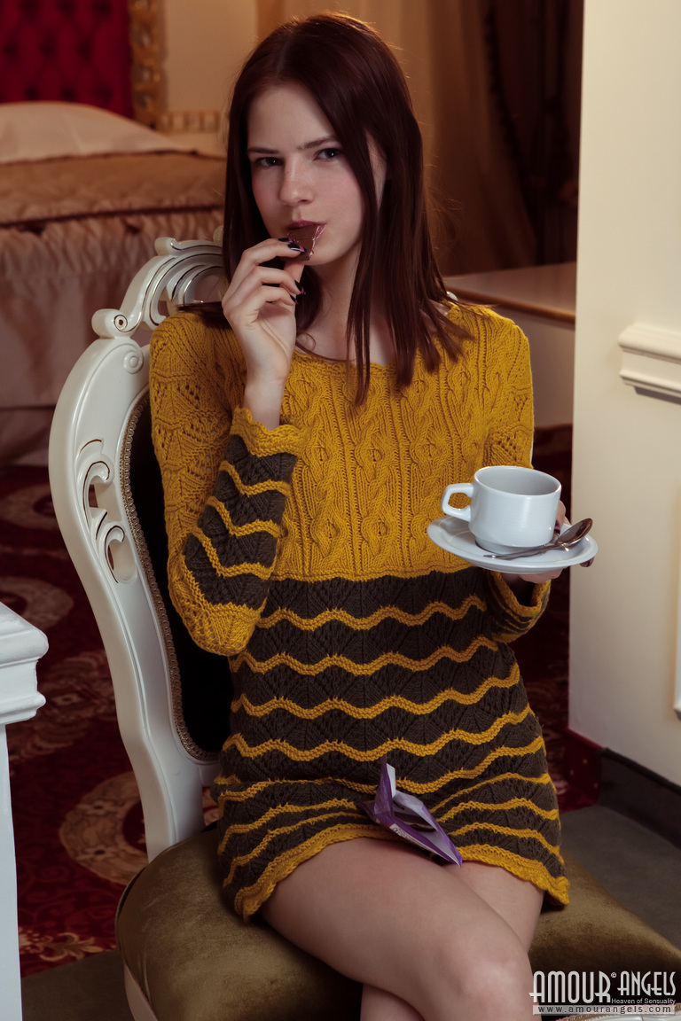 苍苍白发女子喝茶时脱衣展示剃净私处