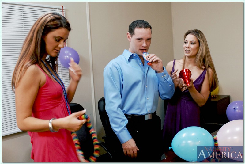 Caliente Orgía De Cumpleaños Con Dos Seductoras Tetonas