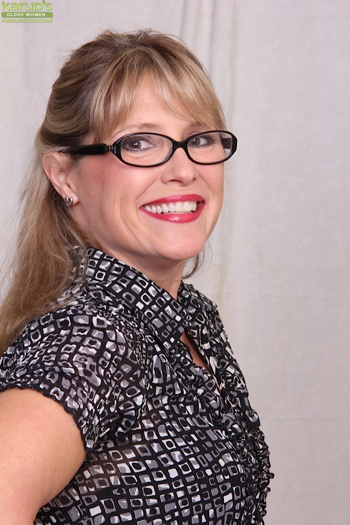 レベッカ・ヒル、メガネとレザースカートを着た熟女、小さな乳を披露