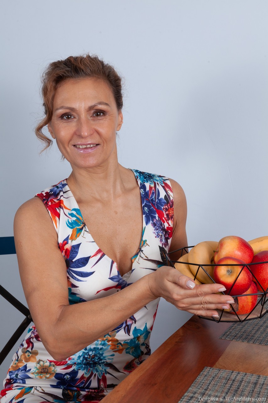 熟女ドゥラガヤが脱衣し、毛むくじゃらのスナッチをマッサージする