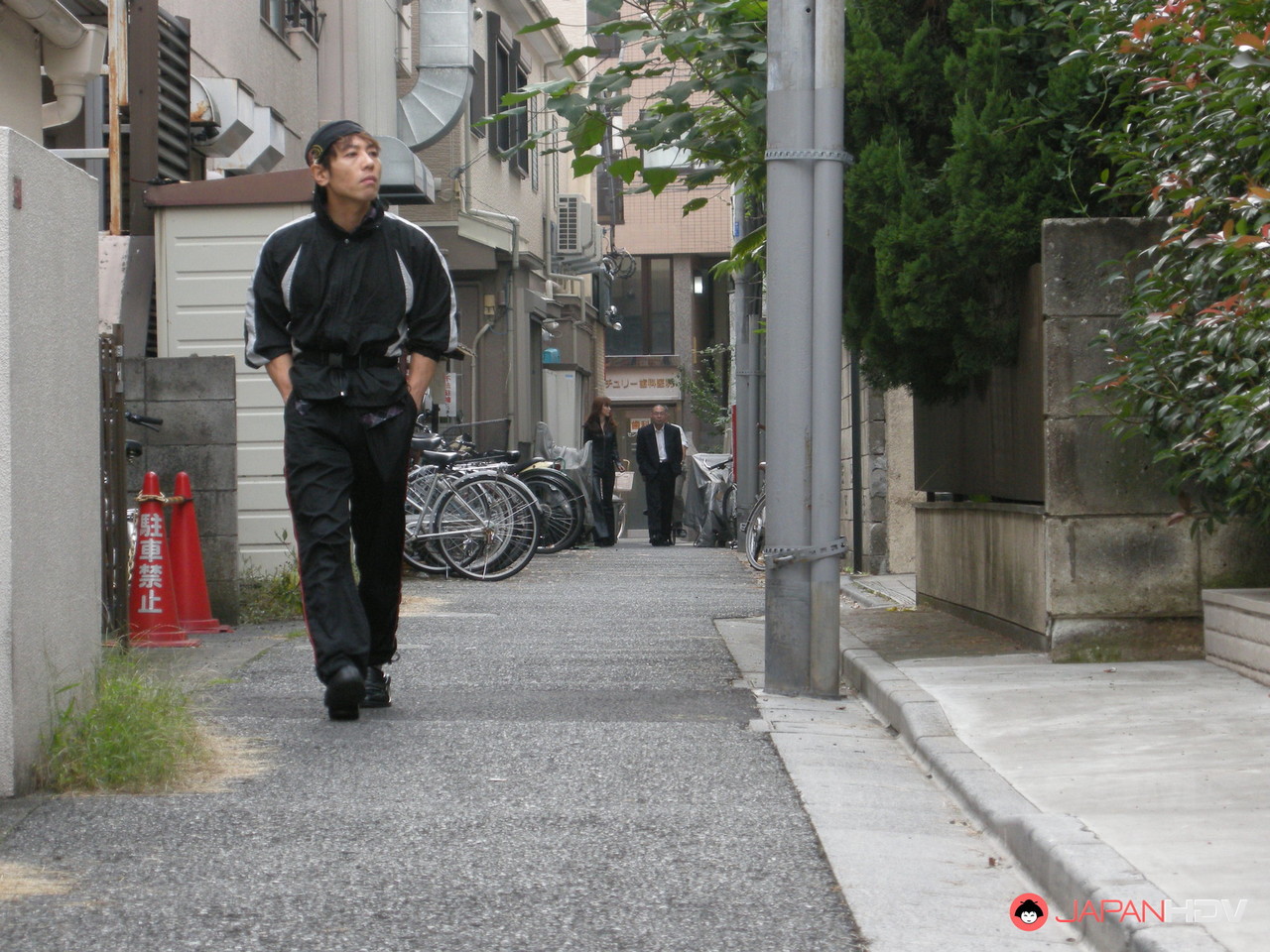 性感的亚洲黑发小胸女孩井川结衣在楼梯上帮男人口交