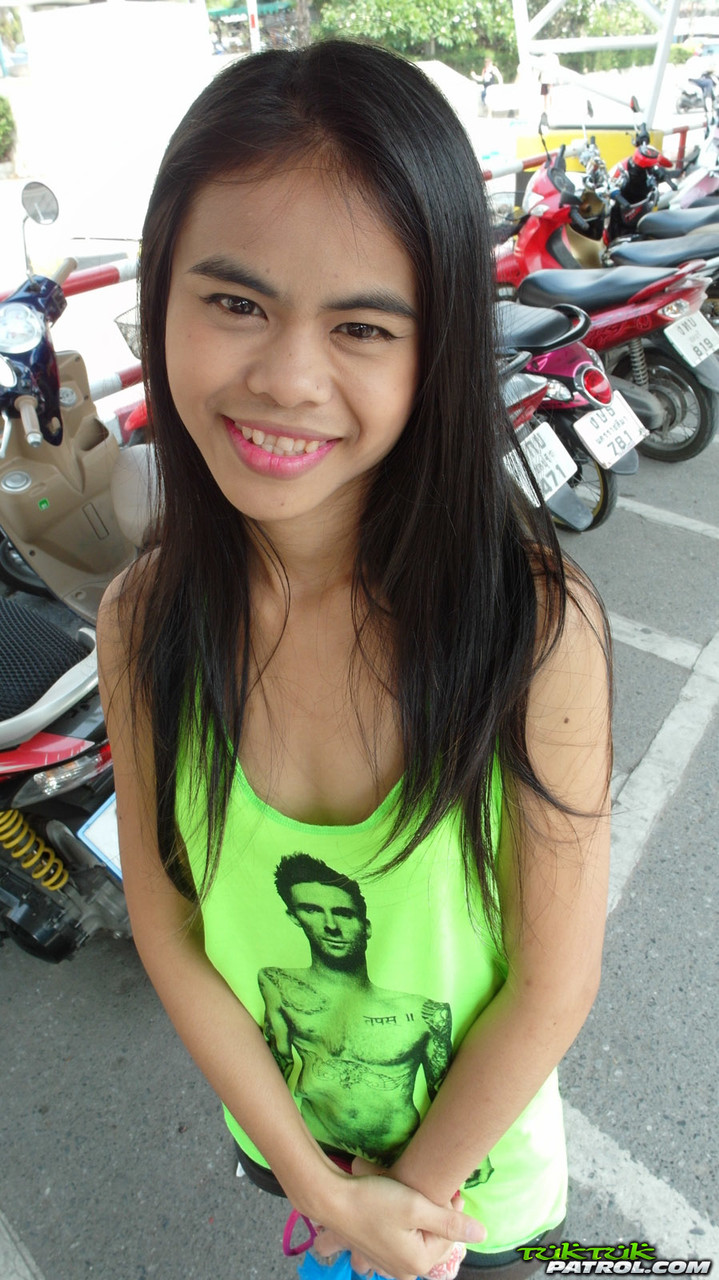 迷人的亚洲少女Ann D吹干并骑着胖子的鸡巴