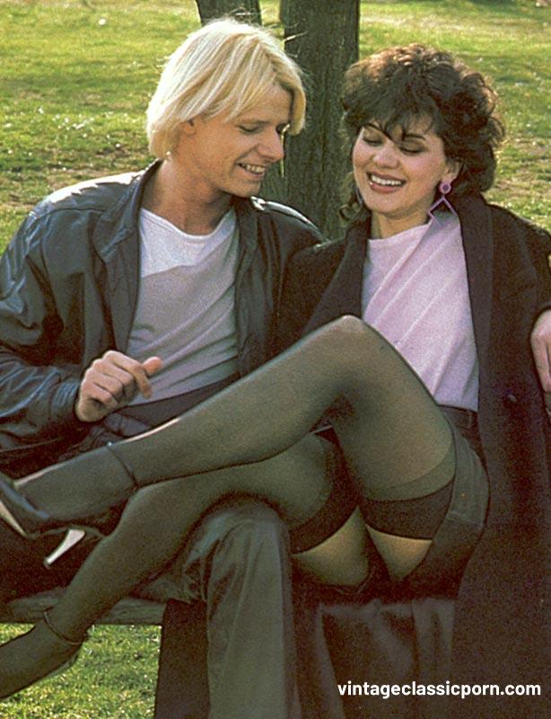 مشاهد هاردكور قديمة مع شقراء جذابة وفرجها الشعري المدمر