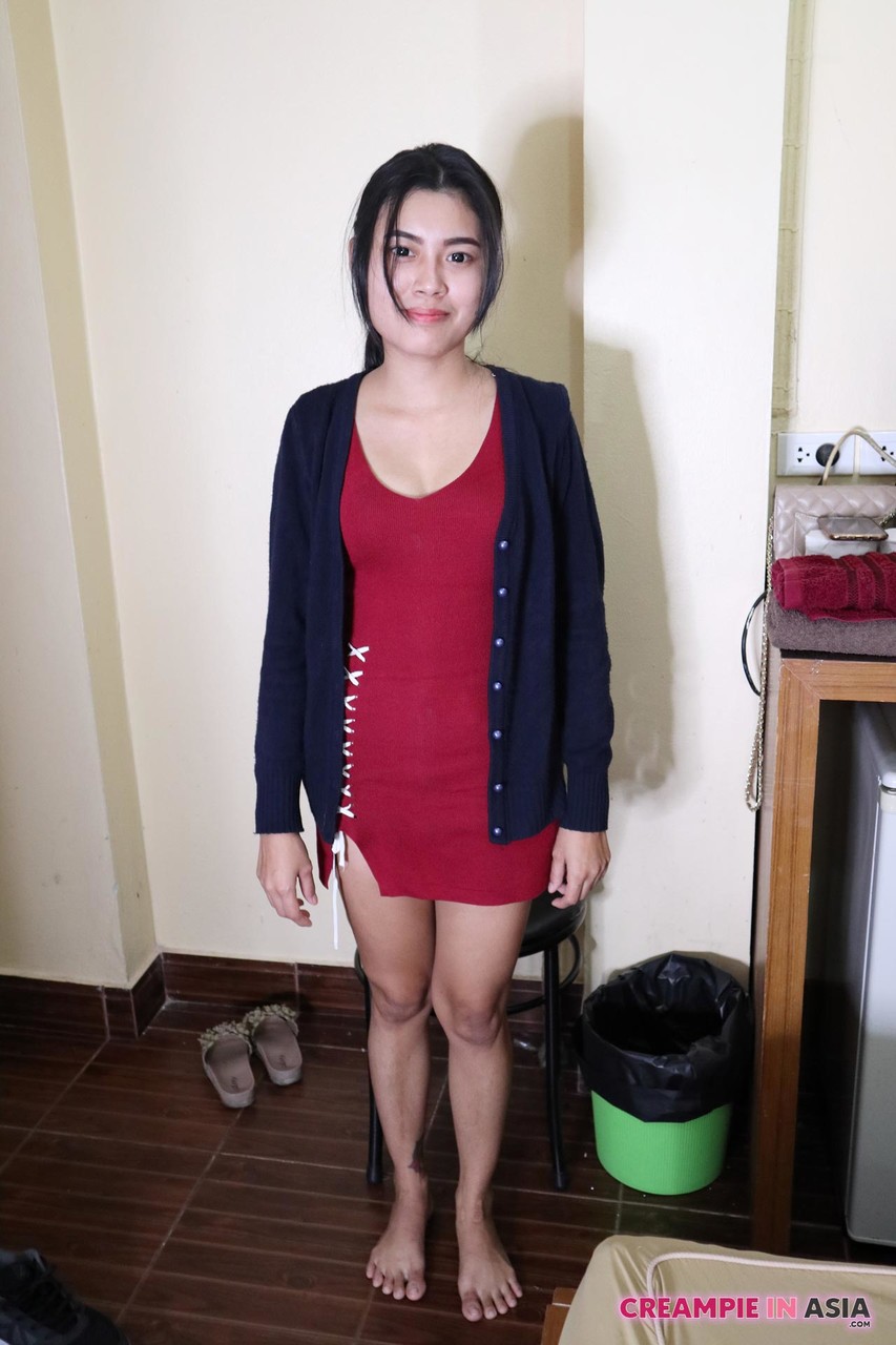 エキゾチックアジア人美女ピンストリップスとヌードポーズをとるオーディション