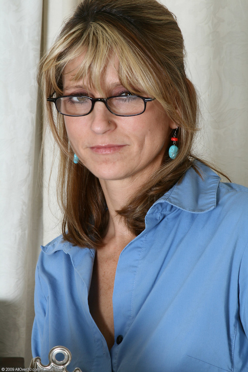 意地悪な熟女Veronica B がストリップしてトリミングしたマンコを見せる