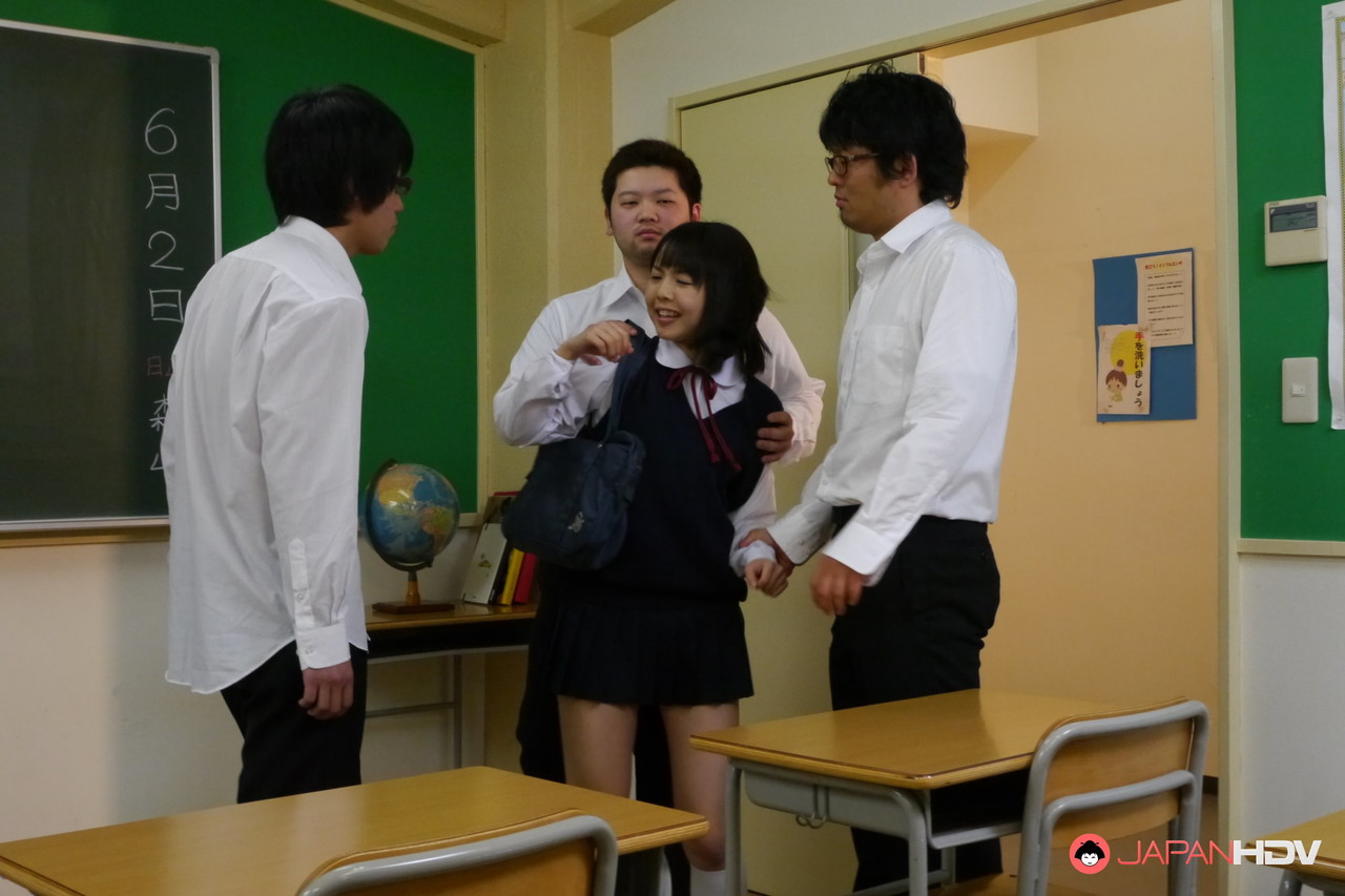 Tomoyo Isumi Étudiante Japonaise Éjaculations Faciales En Salle De Classe
