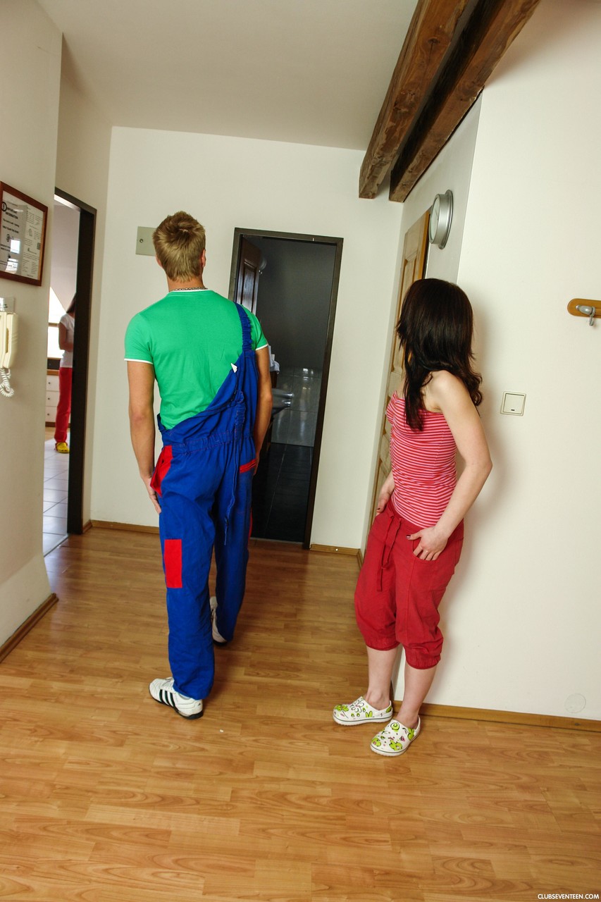 المحظوظ سباك مُغوي وجماع من قبل الهواة لارا اتش وميا ميلون في ثُلاثي