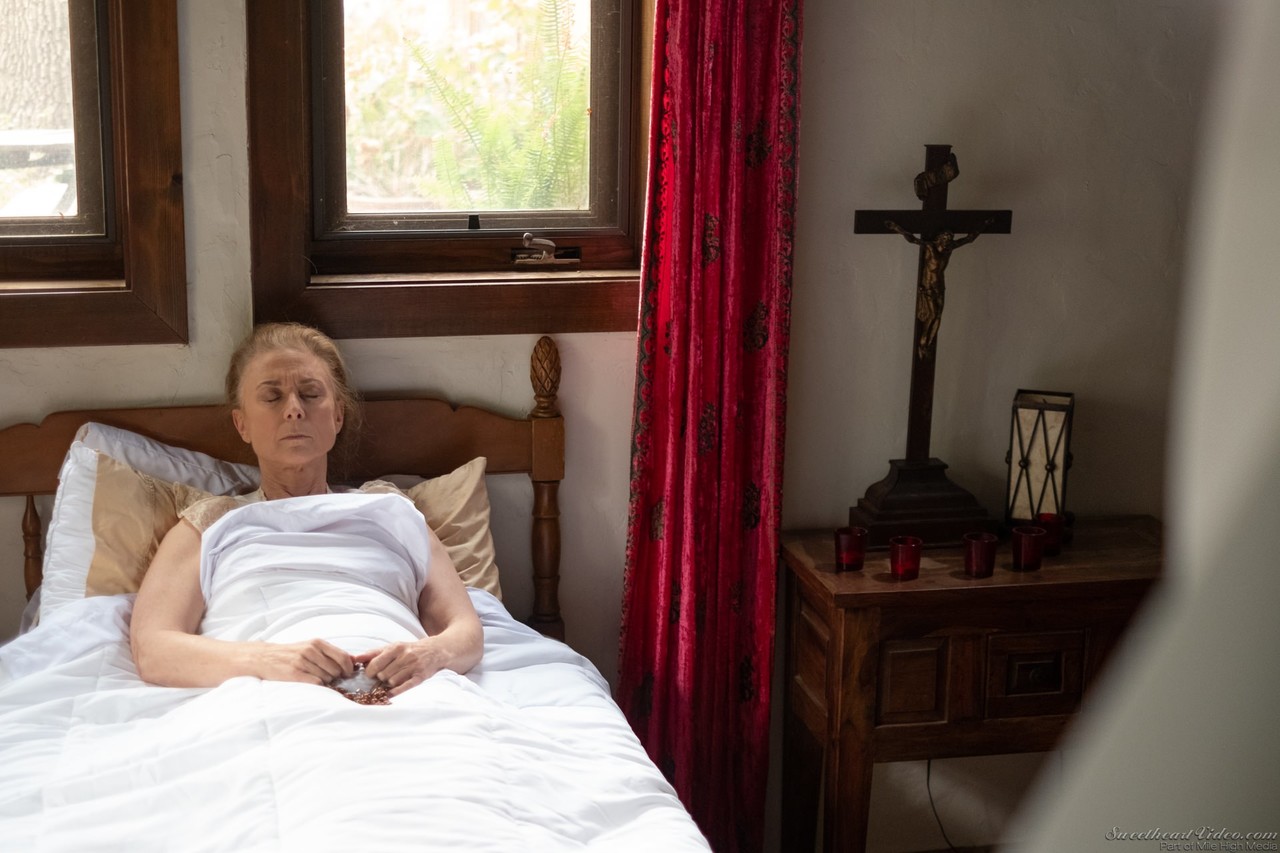 मैगडलीन सेंट माइकल्स और नीना हार्टली पापी नन समलैंगिक आनंद में