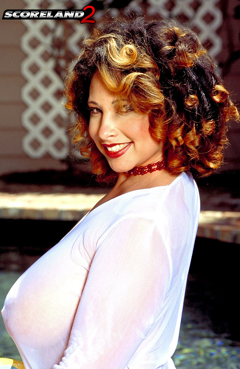 विया पैक्सटन, मध्य आयु वर्ग की महिला, पूल में बड़े स्तन और जघन बाल दिखाती है