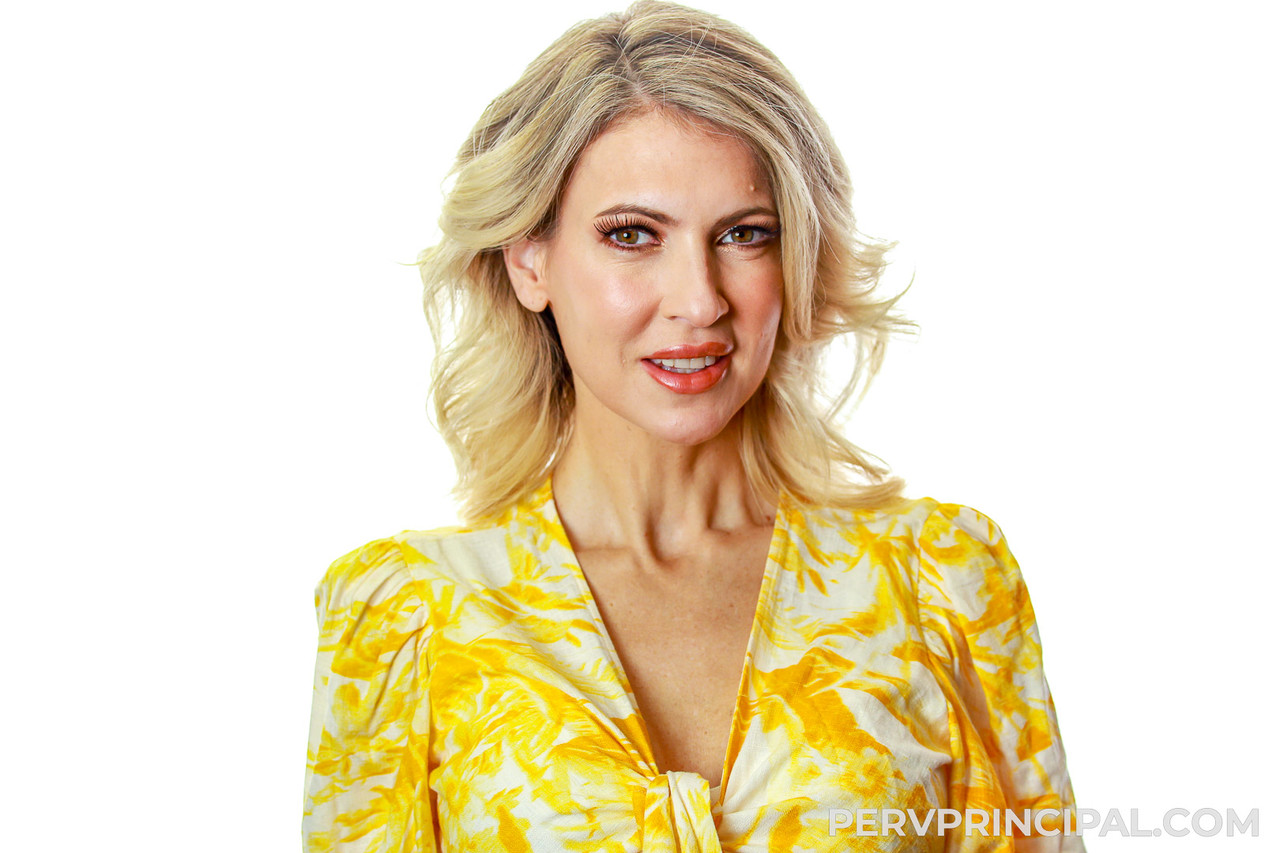 Gigi Dior Mature Blonde Unveils Firm Body And Big Tits Before Office Sex