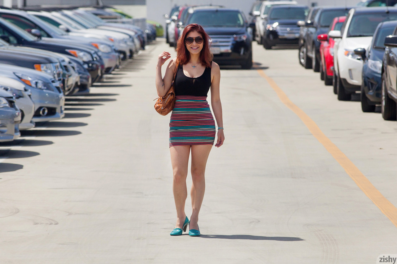 美国红发女子海伦娜无耻地在公共场合展示她的蕾丝内裤