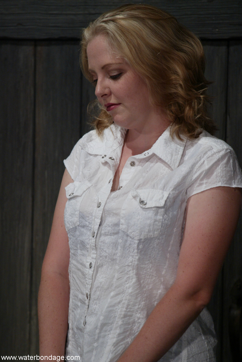 水中绑缚，Blaze和Jewel在性感照片中