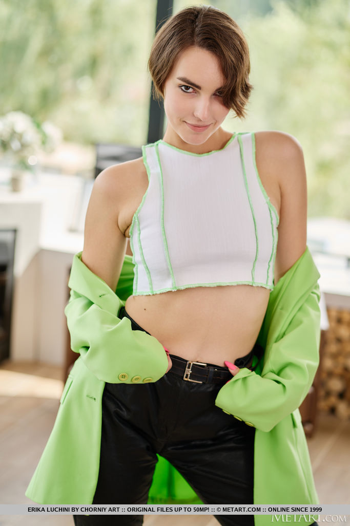 Erika Luchini: Jeune Fille Aux Cheveux Courts Travaille Son Cul En Chaussettes Blanches