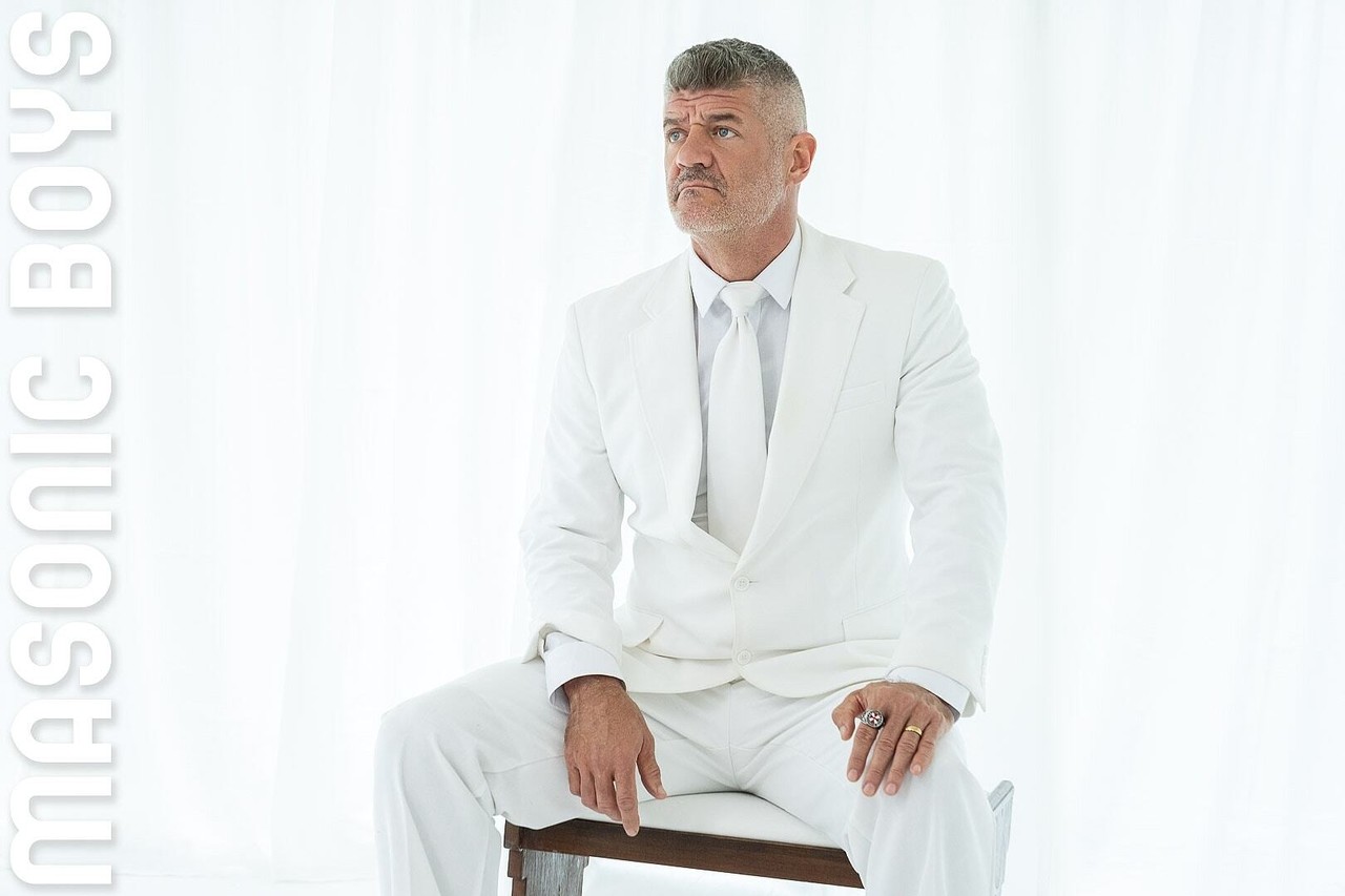 筋肉質なDILFがホットなツウィンク見習いテイトとハードコアなアナルセックス