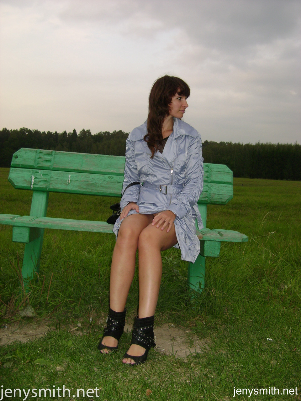 性感的棕发女友 Jeny Smith 在户外炫耀惊人翘臀