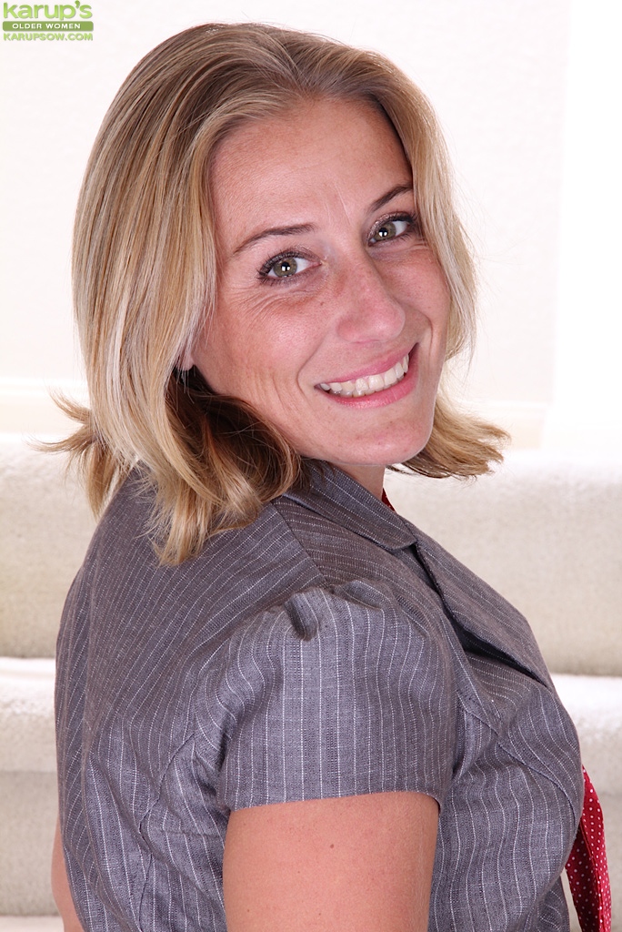 Reife Blonde MILF Strippt Und Spielt Allein