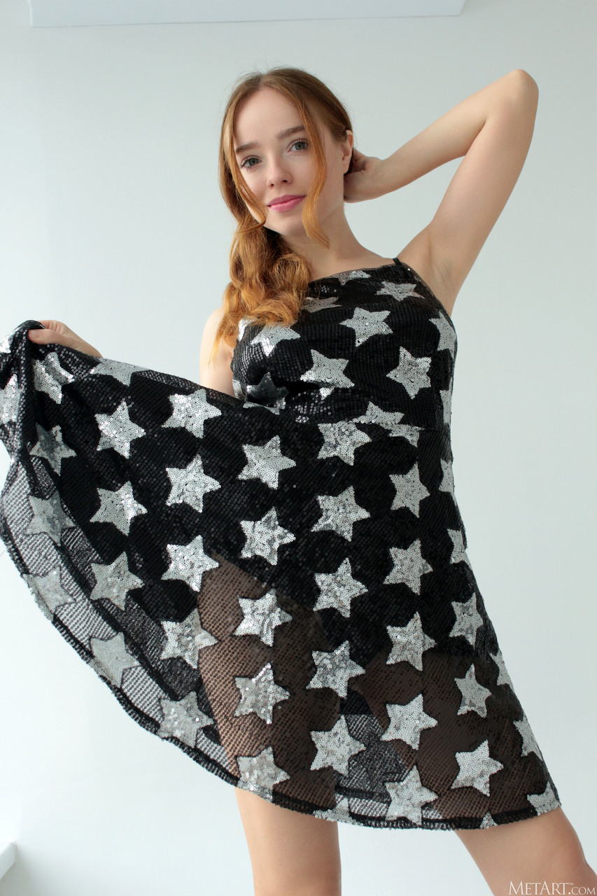 Jugendliche Schönheit Rinna Ly Verliert Ihr Kleid Und Ihren Slip Und Zeigt Ihre Perfekten Titten