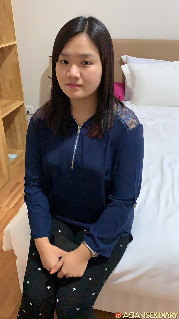 الهاوية الآسيوية ري بي تكشف عن ثدييها الكبير وتأخذ قضيبًا في لقطة منظور الشخص الأول