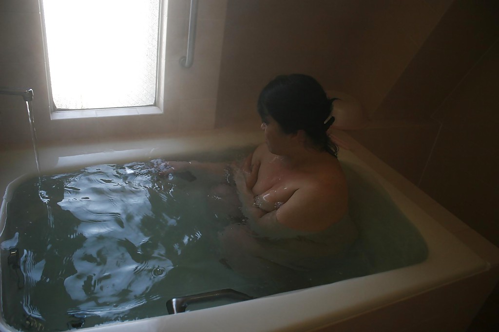 Mature Asian Brunette Eiko Imamiya Shows Her Tits In Hot Bath