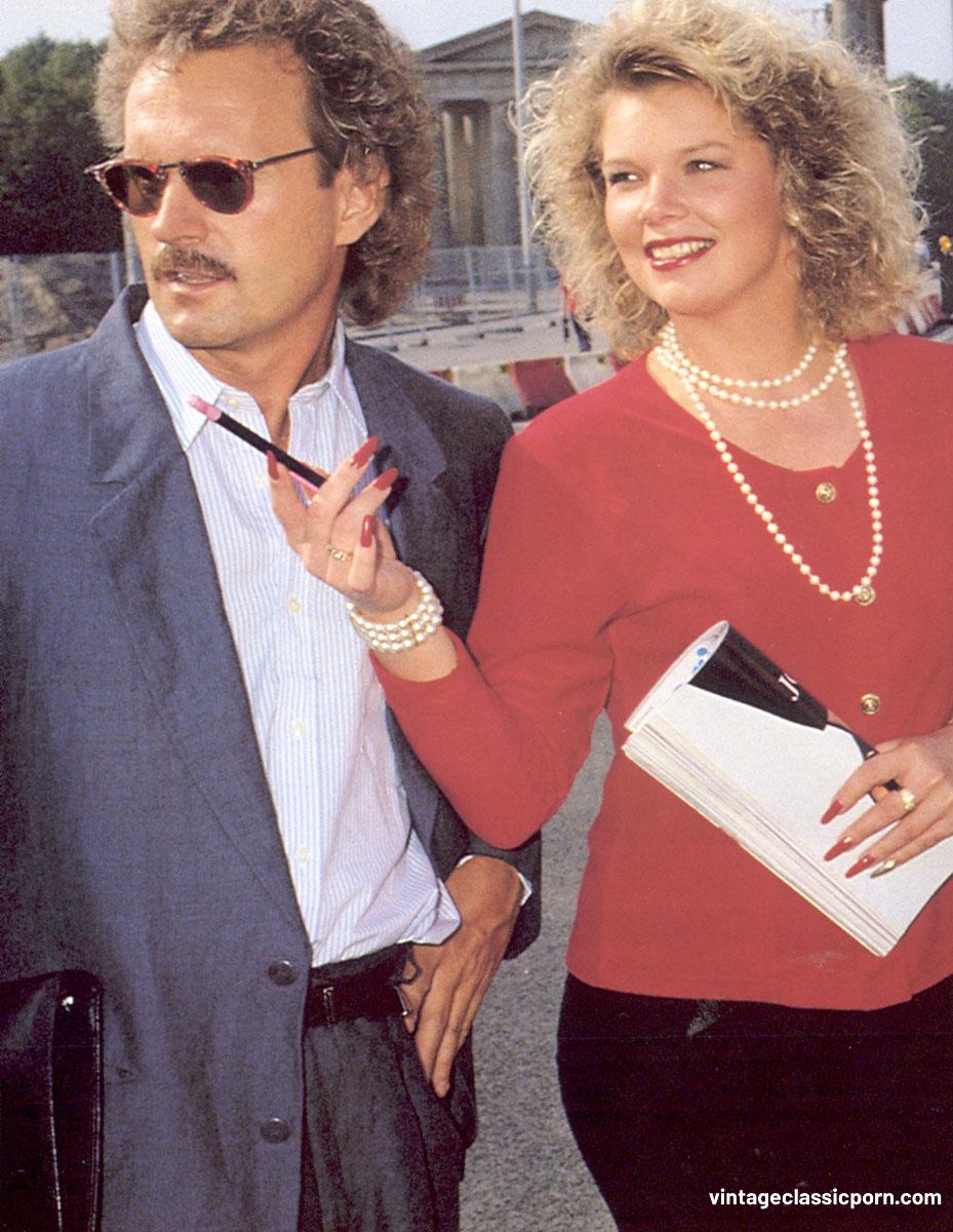 Ação Vintage De Três Com MILF De Cabelo Cacheado Levando Dupla