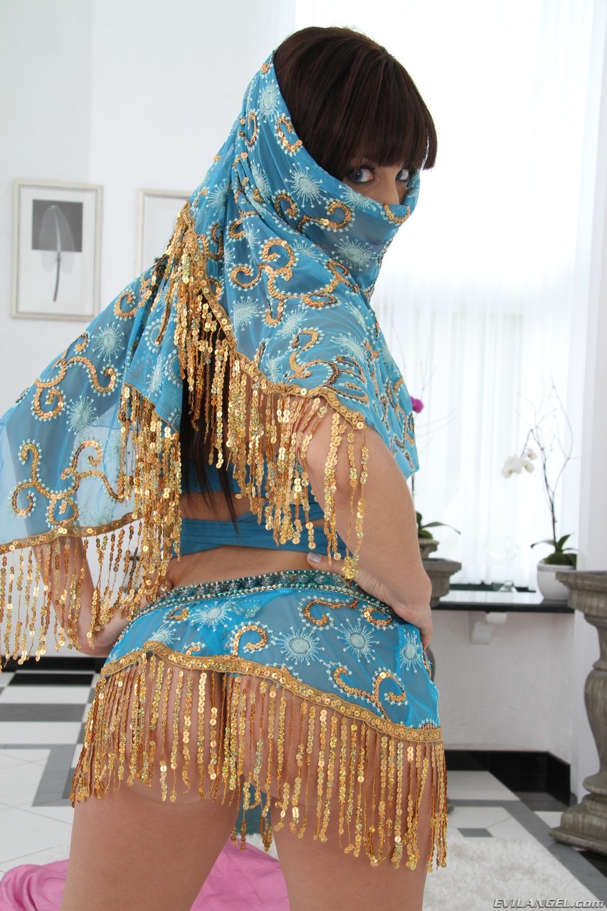 豐滿後宮棕髮美女炫耀她的大胸部和圓潤的大屁股