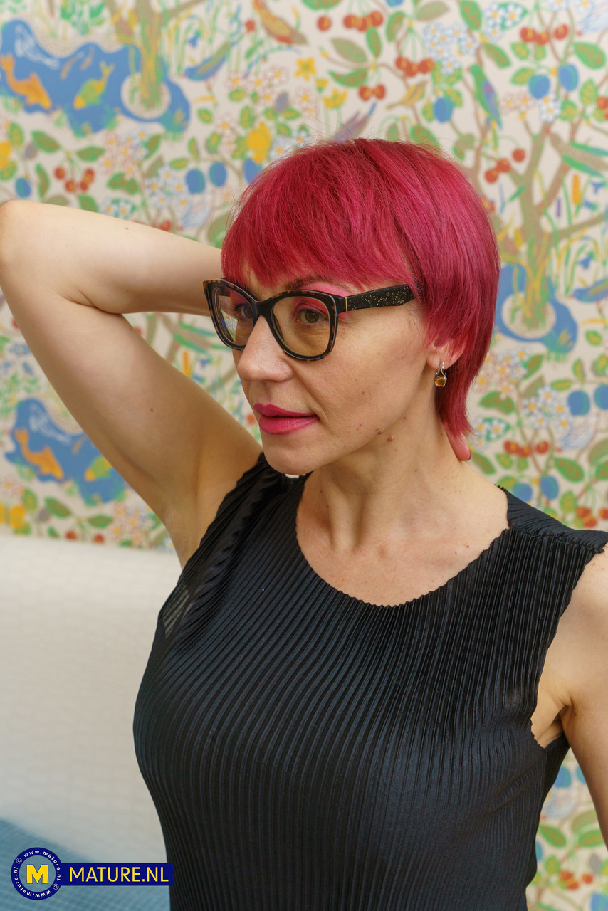 Nika W: Reife Frau Zieht Sich Bis Auf Strümpfe Aus Und Spielt Mit Ihrer Rasierten Muschi