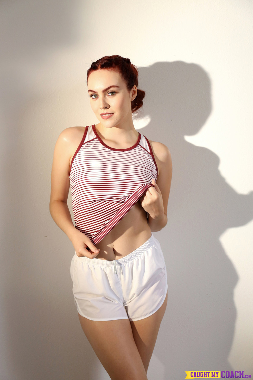 A Bela Freya Parker Dá Um Boquete Quente Antes Do Sexo Hardcore