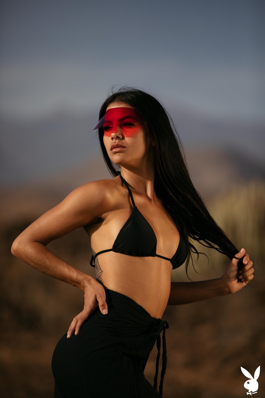 Estefania Pahe Se Desviste Y Luce Su Cuerpo Sexy En El Desierto