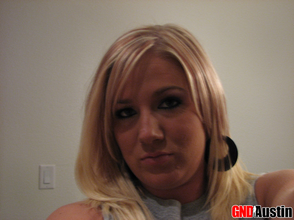 Blonde Amateurin Macht Selfies, Während Sie Sich Zuhause Komplett Auszieht