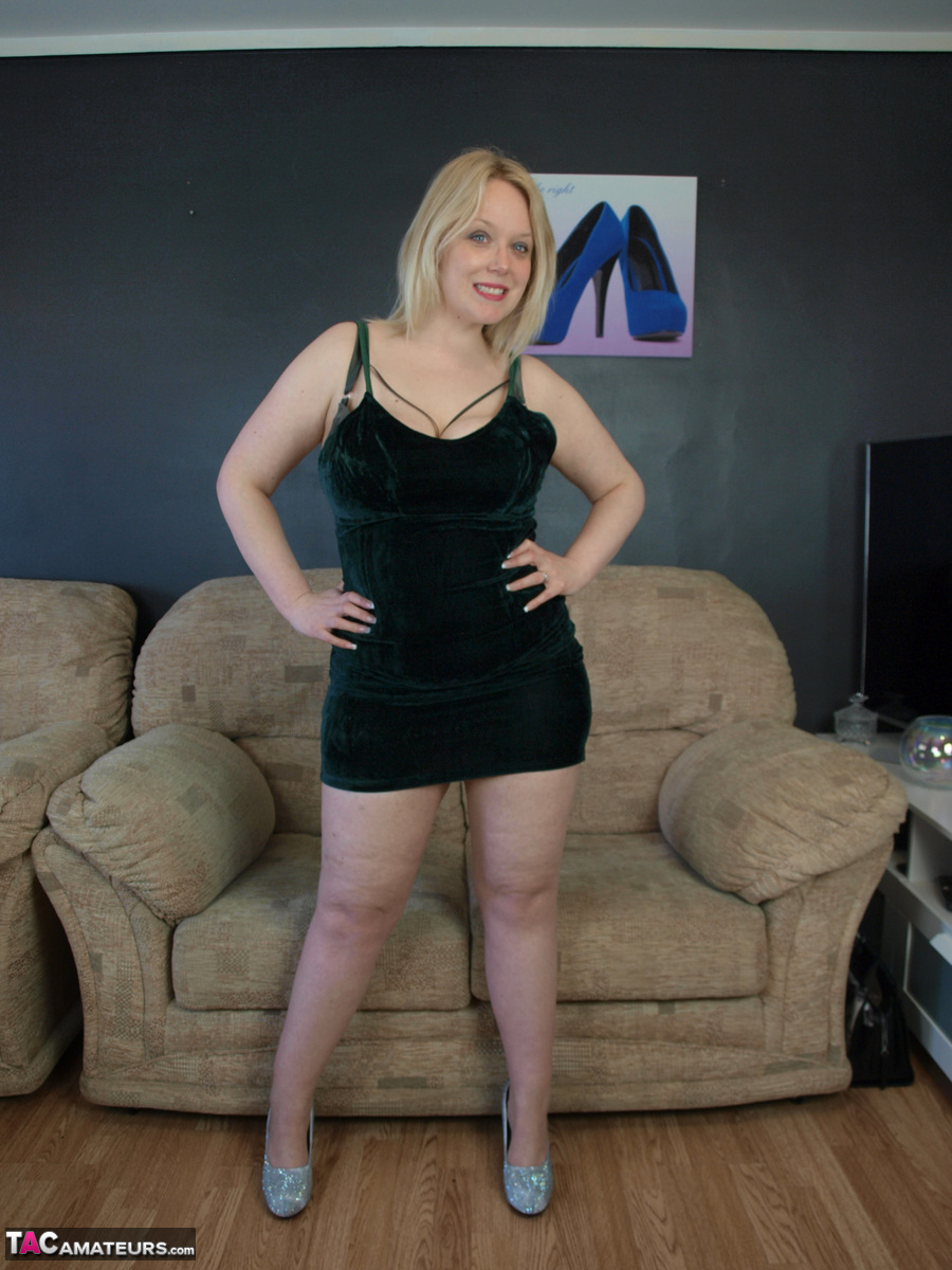 Chubby Uk Blonde Sindy Bust Unleashes Big Tits And Shaved Cunt