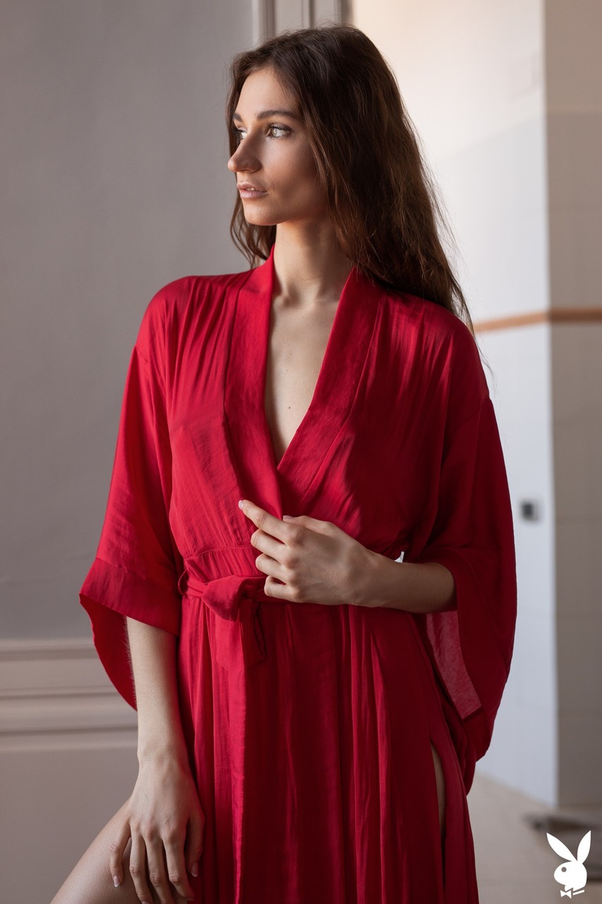 العاشقة الجذابة إلفي كوكومو تخلع ثوب النوم الأحمر وتُظهر جسدها المثير