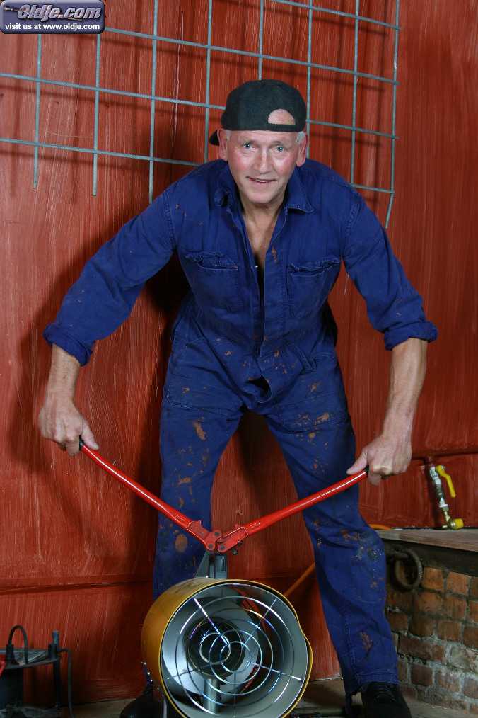 الفتاة البيضاء الشابة راشيل إيفانس تبتلع مني الرجل العجوز