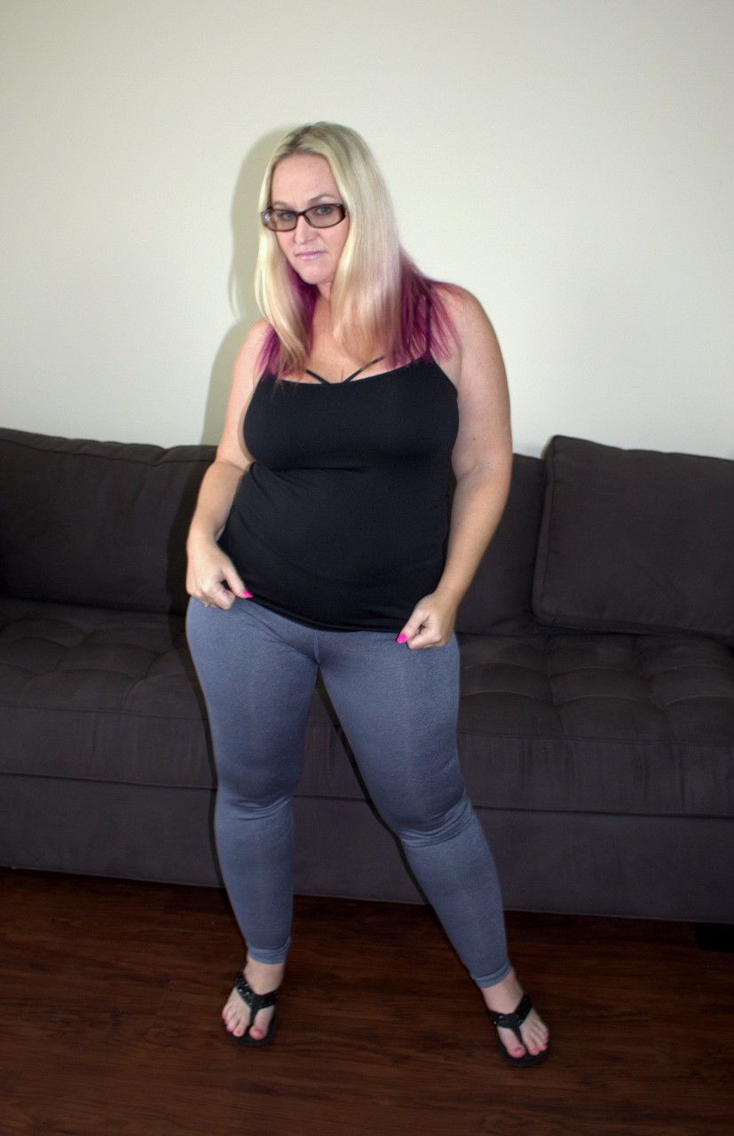 Окрашенные Волосы BBW Стриптиз Перед Межрасовым Трахом