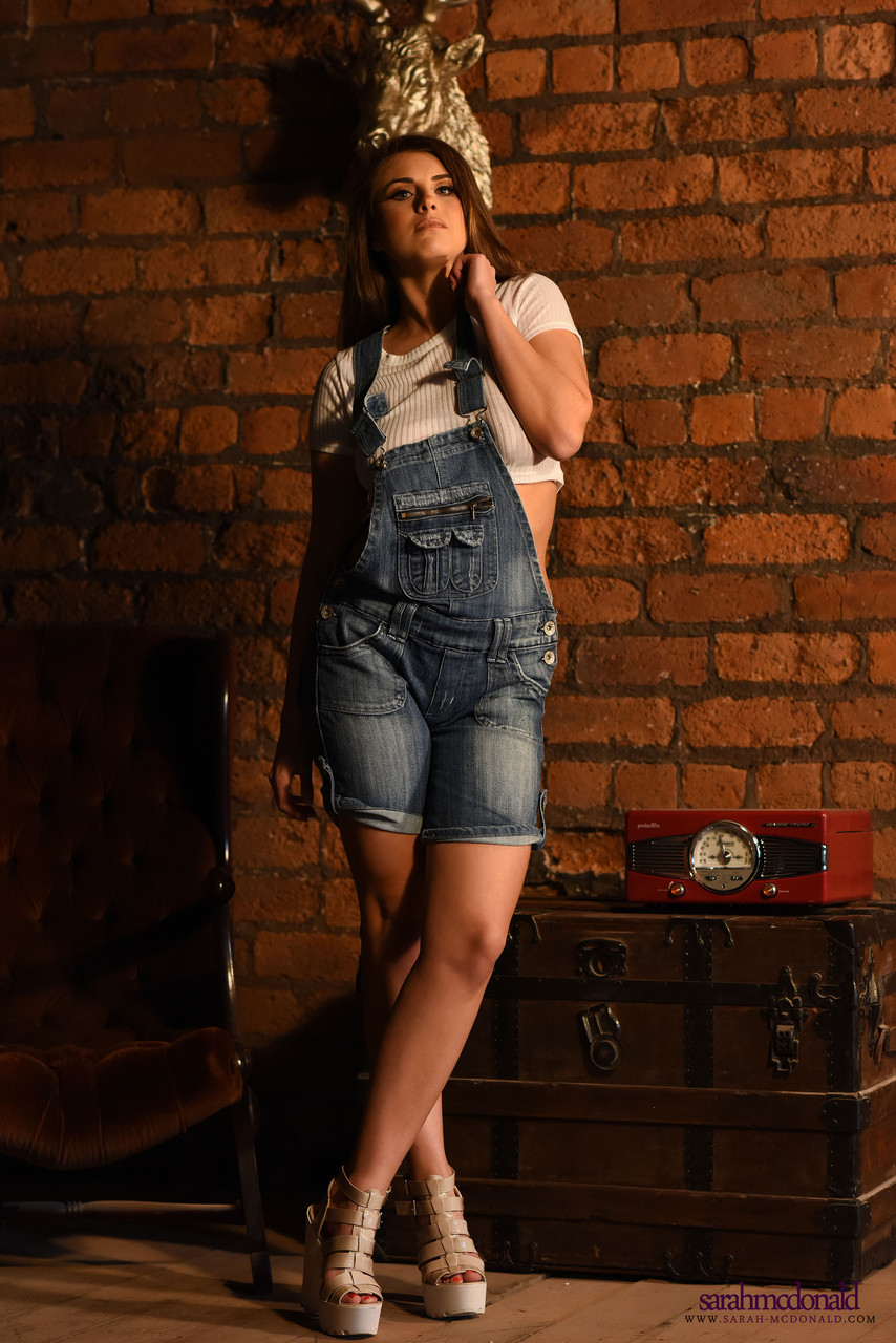 سارة ماكدونالد تخلع ملابسها لتكشف عن ثدييها الكبيرين الطبيعيين