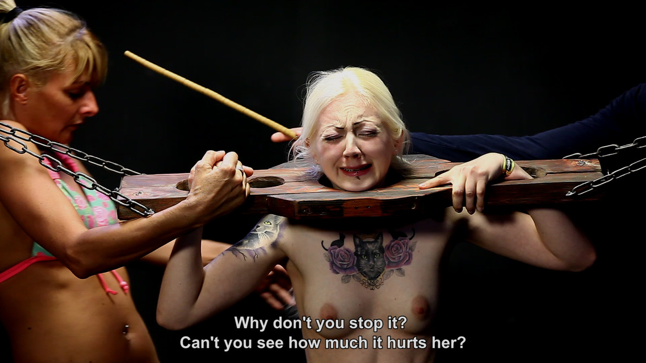 الشقراء المطيعة ذات الوشم تُؤدَّب وتُصفع من قبل زوجين مجنونين