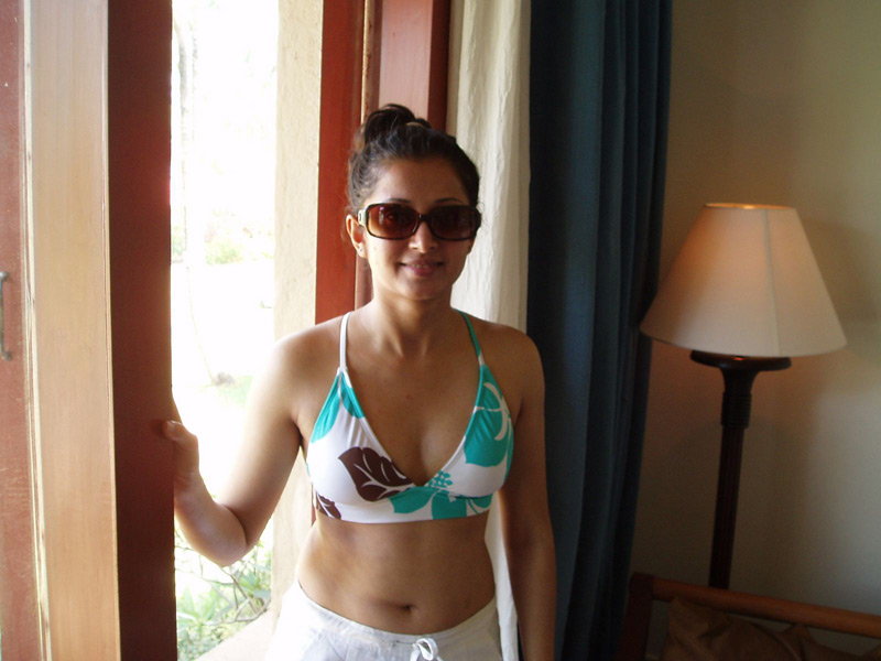 Indische Frau Dabei Erwischt Wie Sie Outfits In Ihrer Unterwäsche Anprobiert