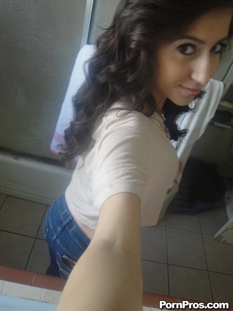 拉丁女郎四月奥尼尔露出巨乳拍自拍