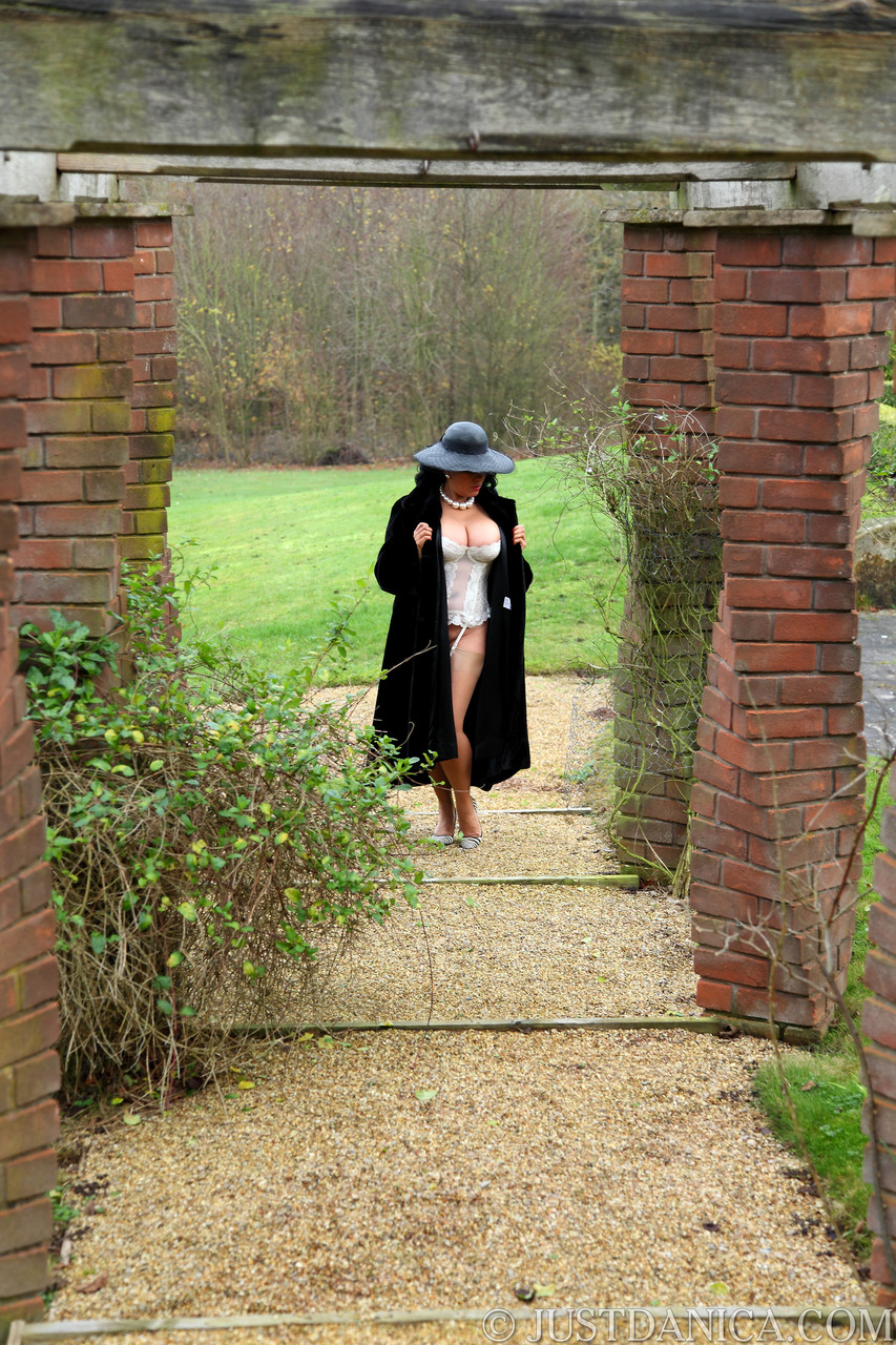 Busty Milf Danica Collins In Dessous Fingert Sich Draußen