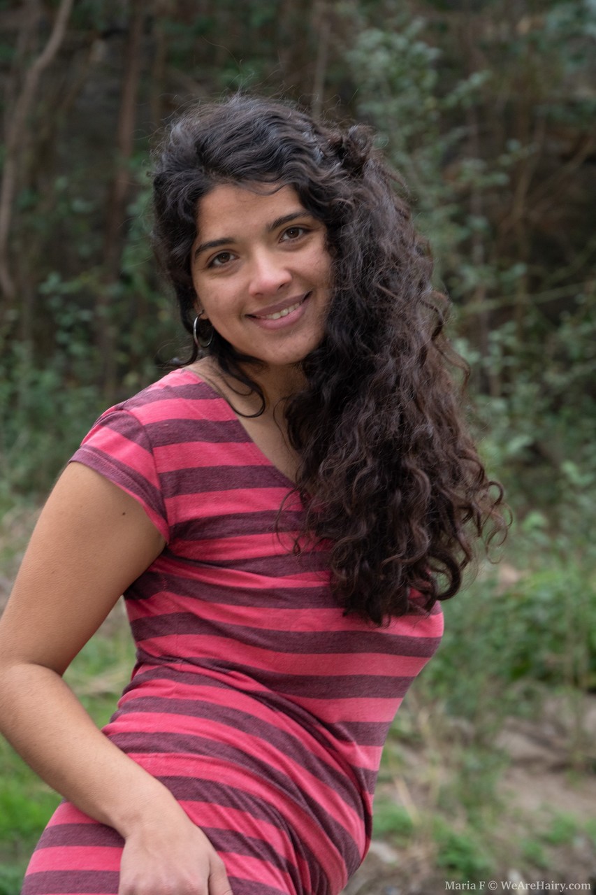 المراهقة الغريبة ماريا F تُبرز كسها المشعر وثدييها الطبيعيين في الهواء الطلق