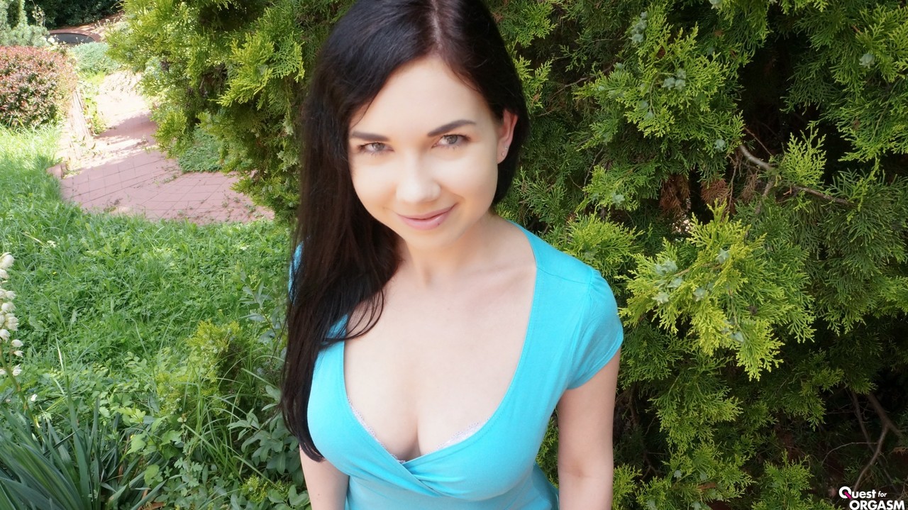 生意気な愛の天使ダフネは、バイブレーターで自分のHorny Pussyを刺激しています